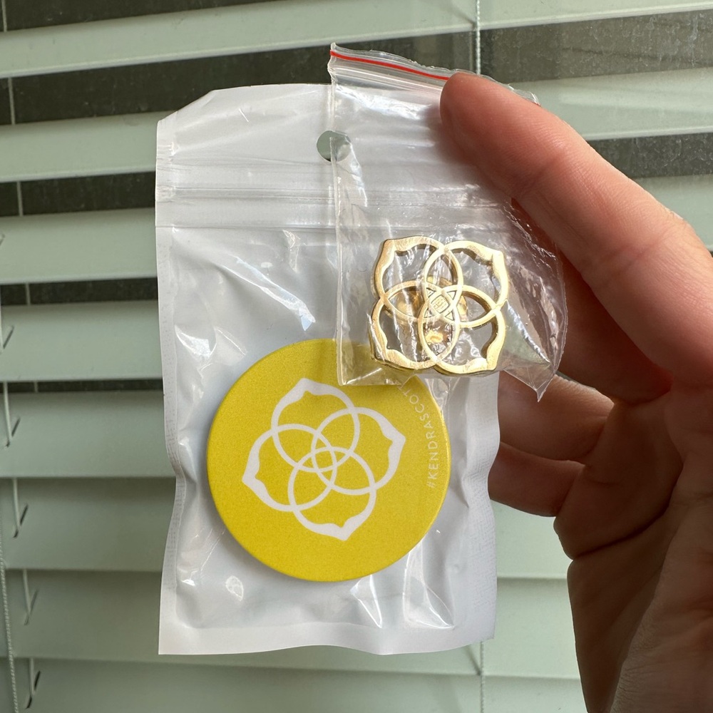 Kendra Scott Pop Socket and Gold Clothing Pin